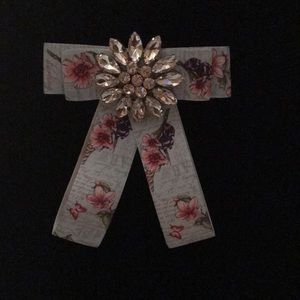 Women’s brooches/bow tie